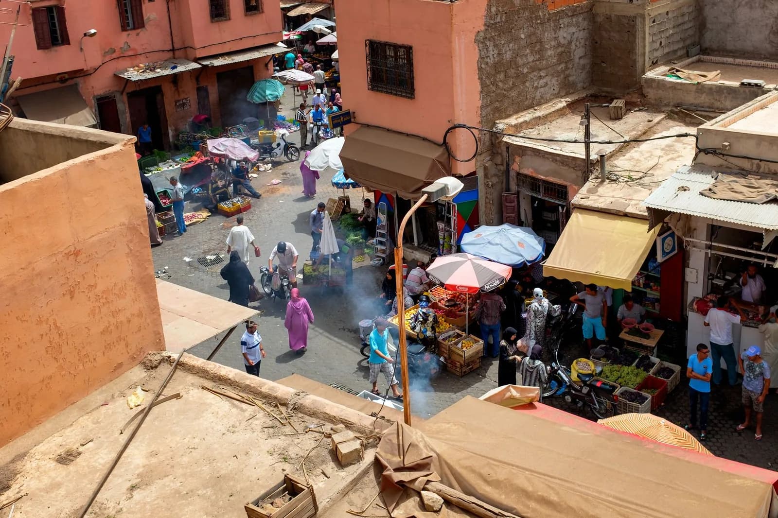Marché de quartier vu des toits de la médina de Marrakech, scène de vie quotidienne