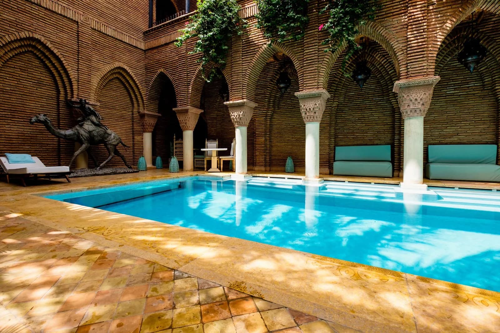 Patio et piscine d'un riad de Marrakech, cadre de vie des expatriés installés