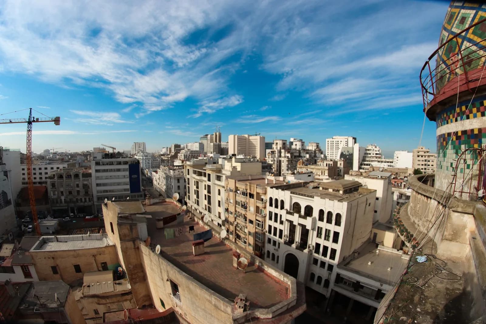 Toits et immeubles du centre de Casablanca, la réalité urbaine marocaine