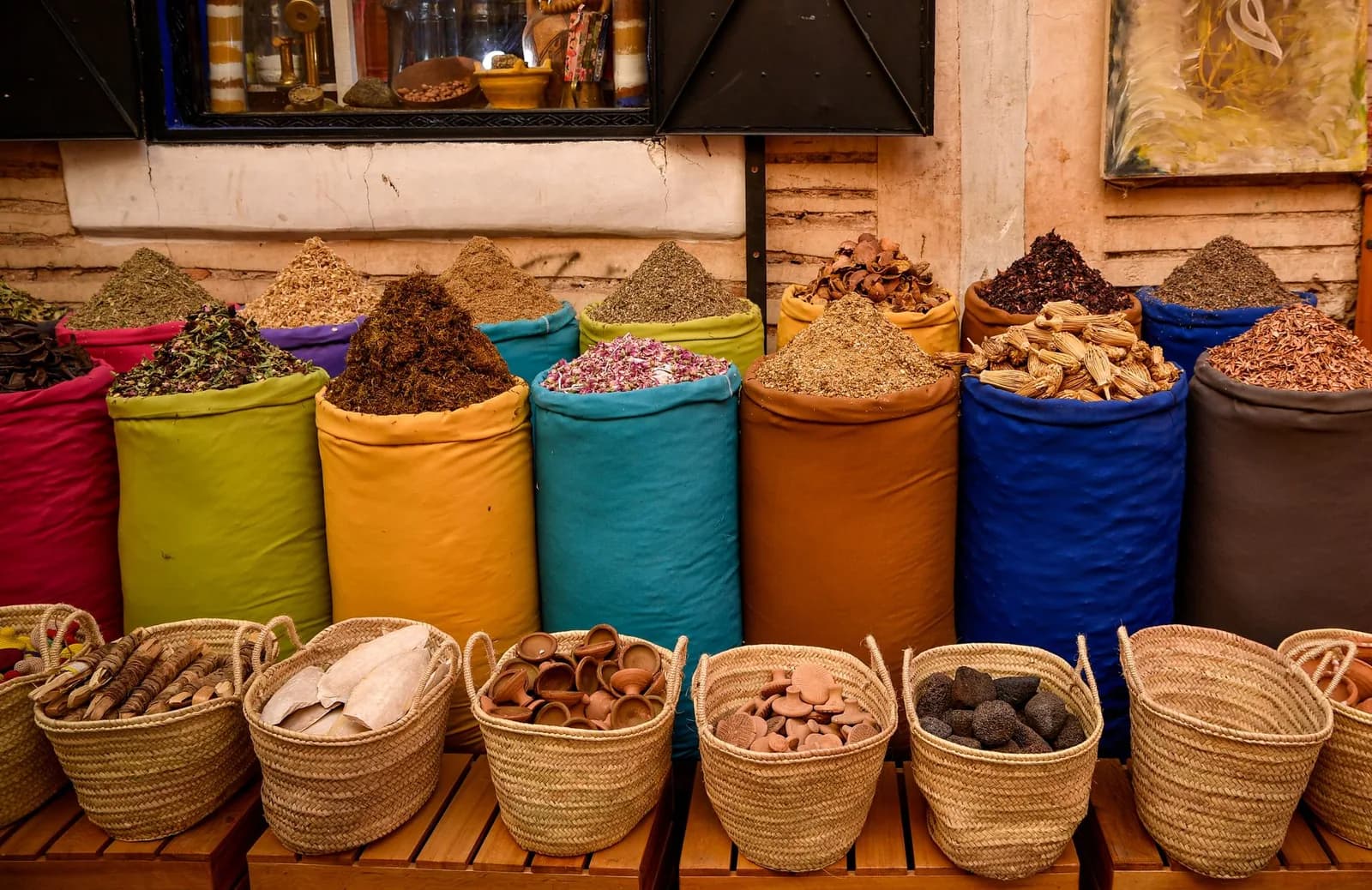 Sacs d'épices et paniers d'herbes séchées dans un souk aux épices de Marrakech