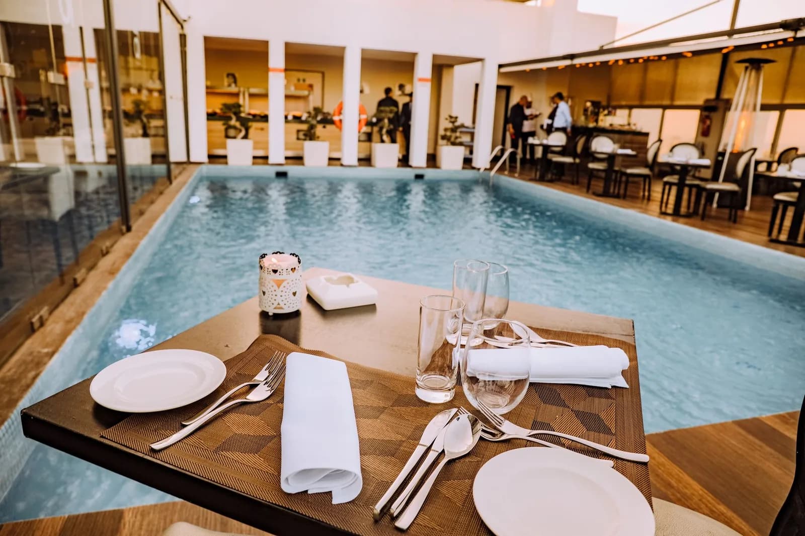 Table dressée au bord de la piscine d'un hôtel de Marrakech pour un déjeuner en day pass