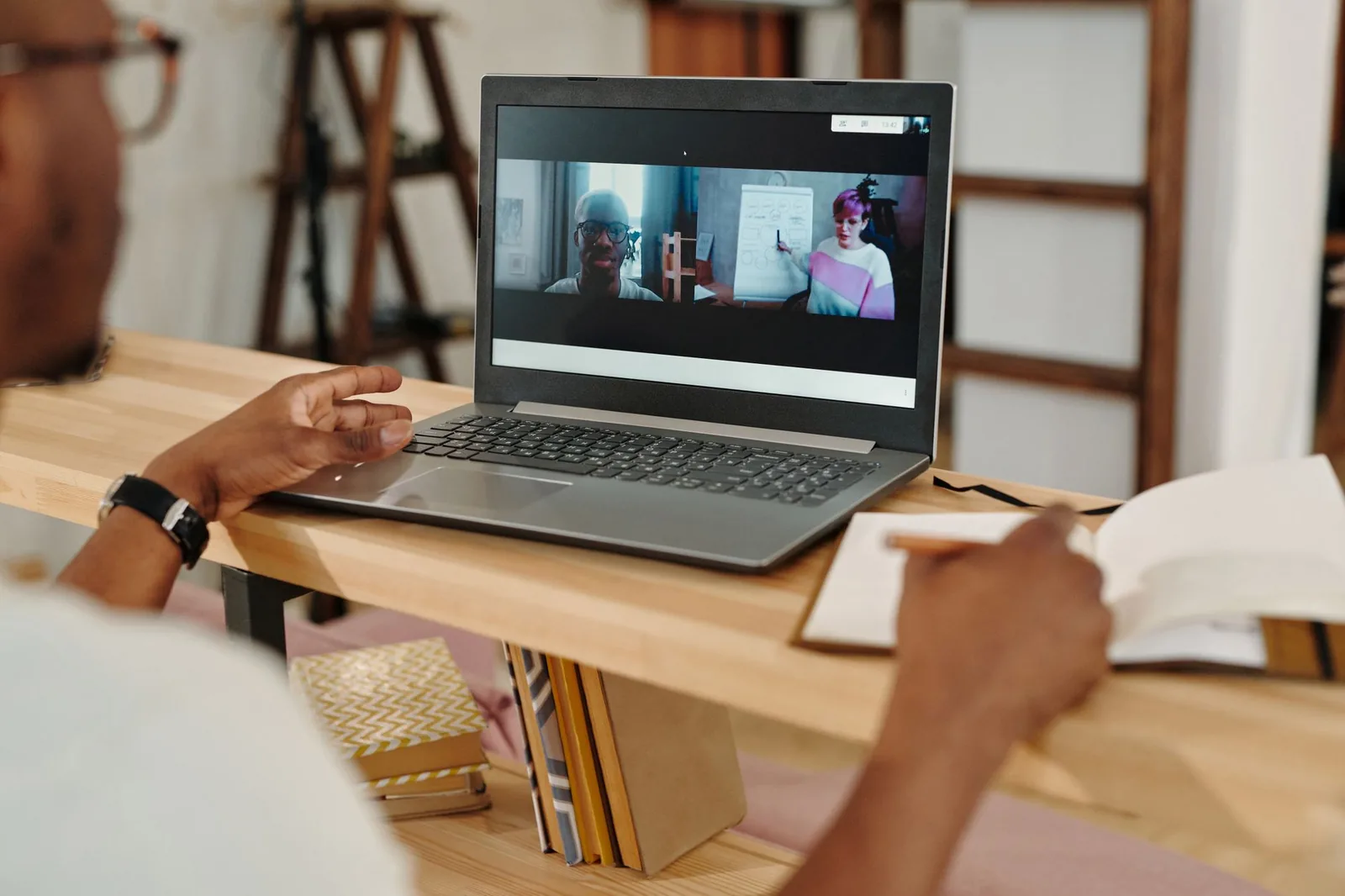 Réunion en visioconférence sur un ordinateur portable, illustration du télétravail entre le Maroc et la France malgré le décalage horaire