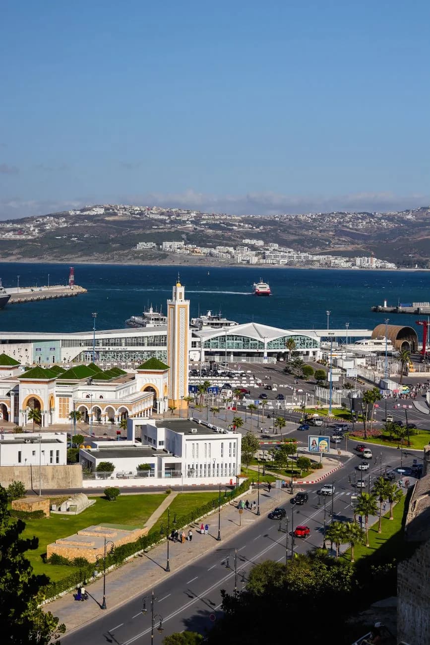 Le port et la gare maritime de Tanger au Maroc, principal point de passage douanier des véhicules venus d'Europe