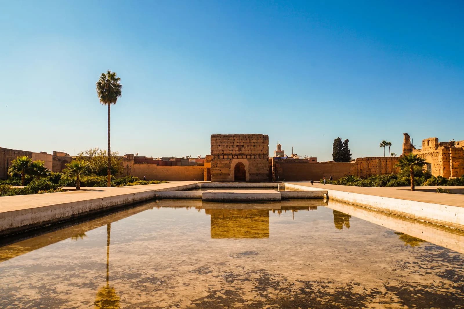 Le Palais El Badi à Marrakech, scène principale du Festival Marrakech du Rire, avec son bassin et ses murs ocre