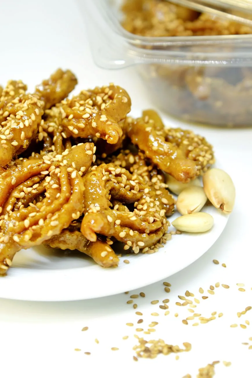 Chebakia marocaine au miel et graines de sésame, pâtisserie traditionnelle du ftour pendant le Ramadan