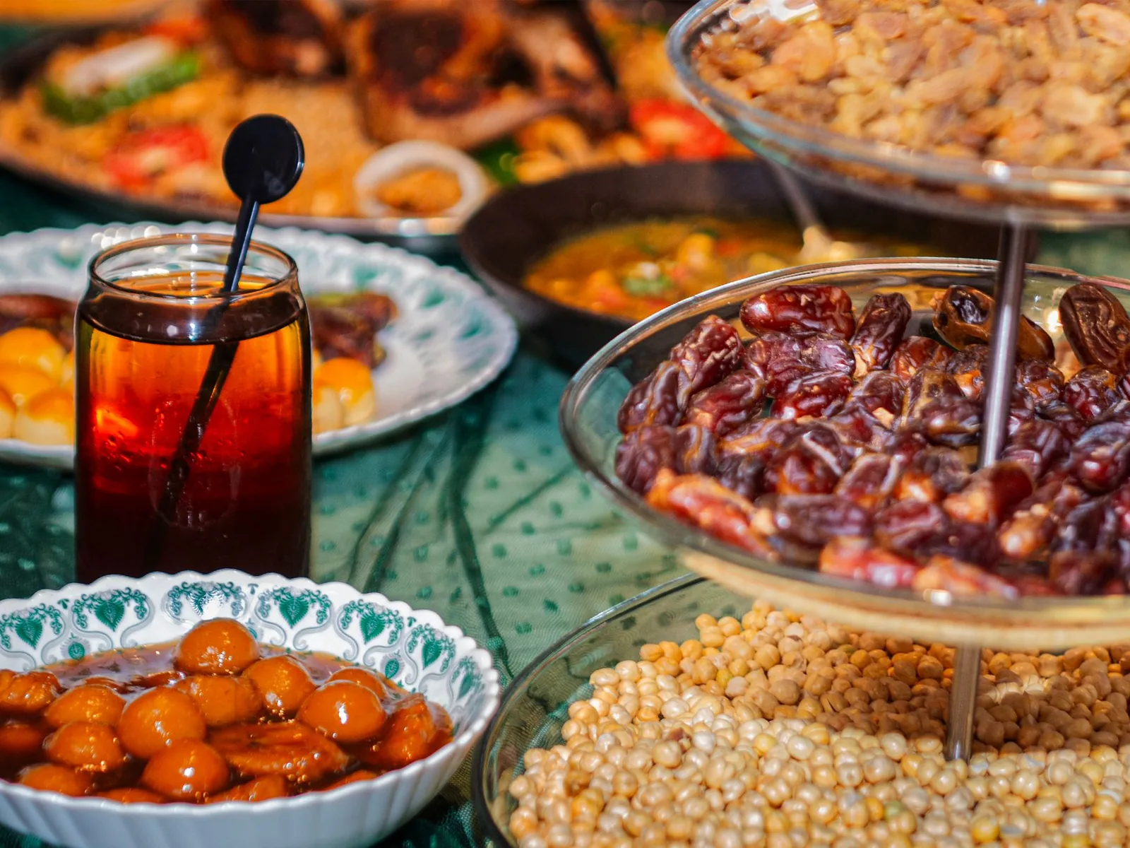 Table de ftour au Maroc garnie de dattes, de harira, de chebakia et de jus pour la rupture du jeûne du Ramadan