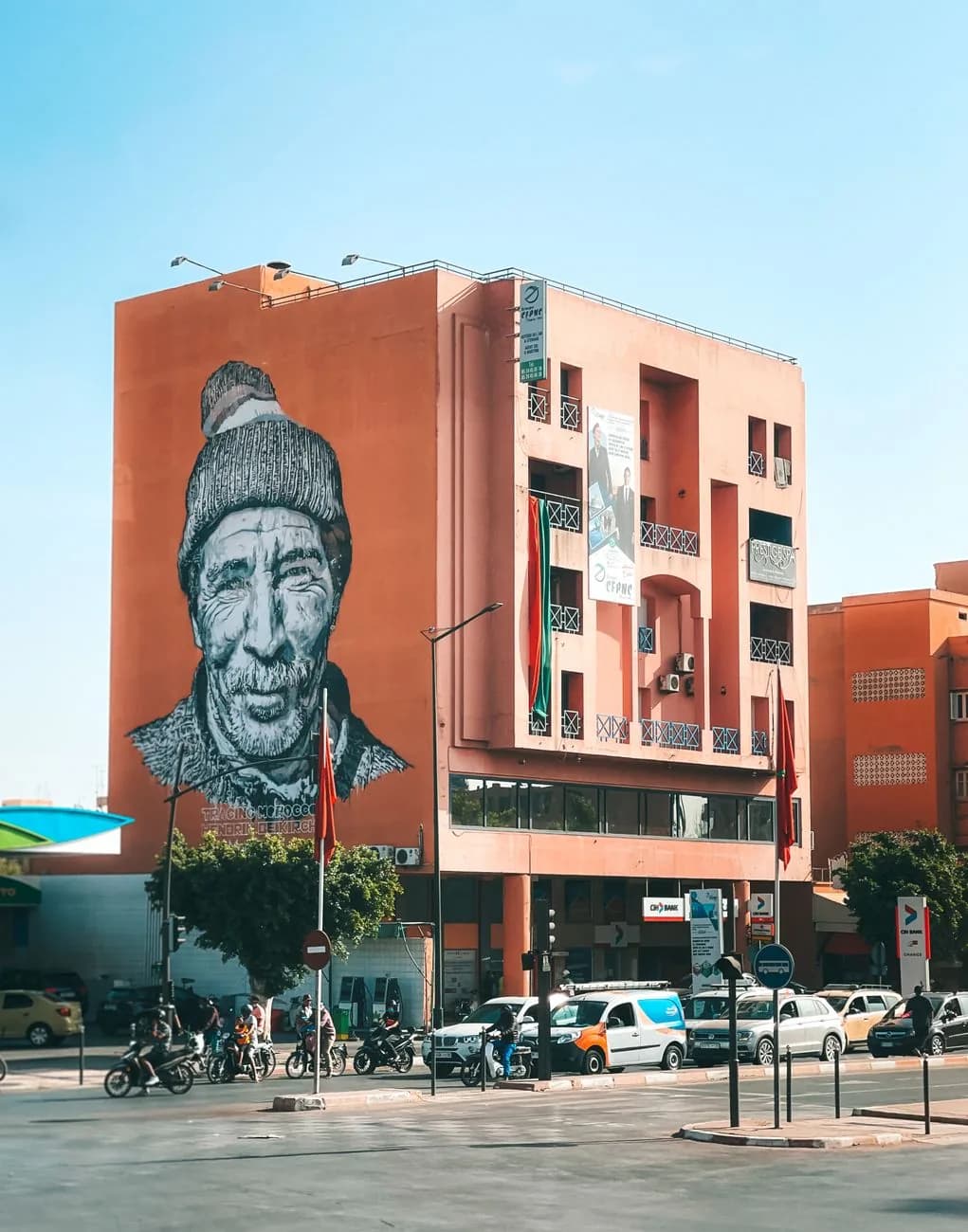 Immeubles et vitrines commerciales de Guéliz, quartier des agences immobilières de Marrakech