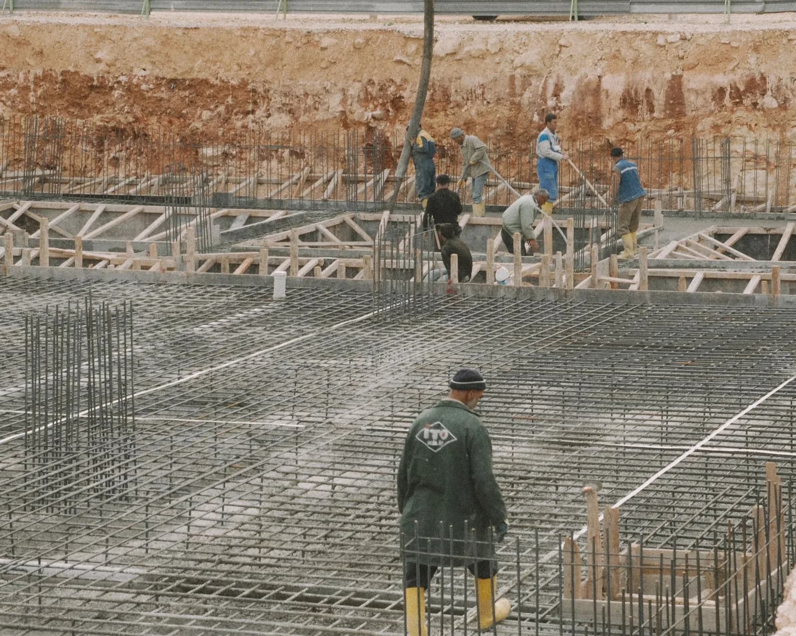 Fondations et ferraillage d'une villa en construction, sur terre ocre