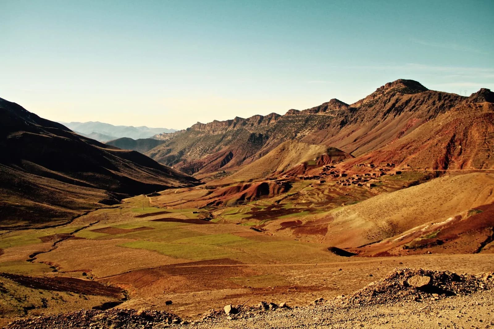 Parcelles cultivées en terre ocre dans une vallée de l'Atlas, au sud de Marrakech