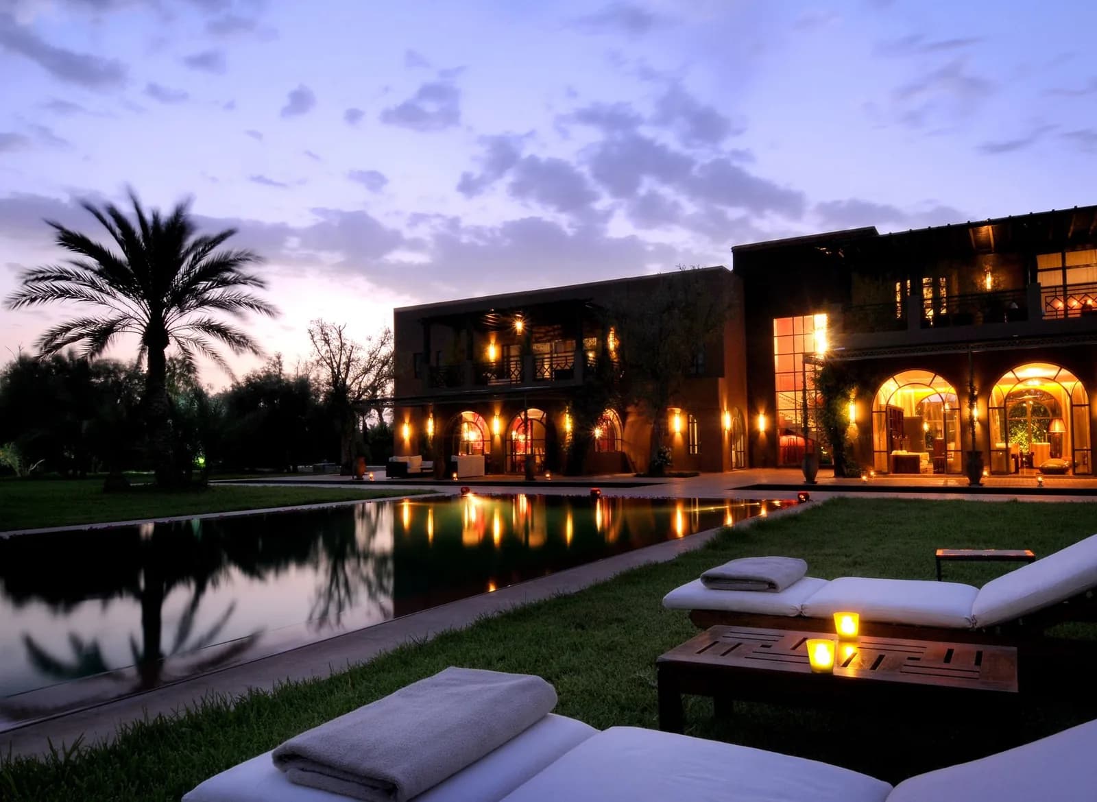 Villa avec piscine et jardin à la Palmeraie de Marrakech au crépuscule