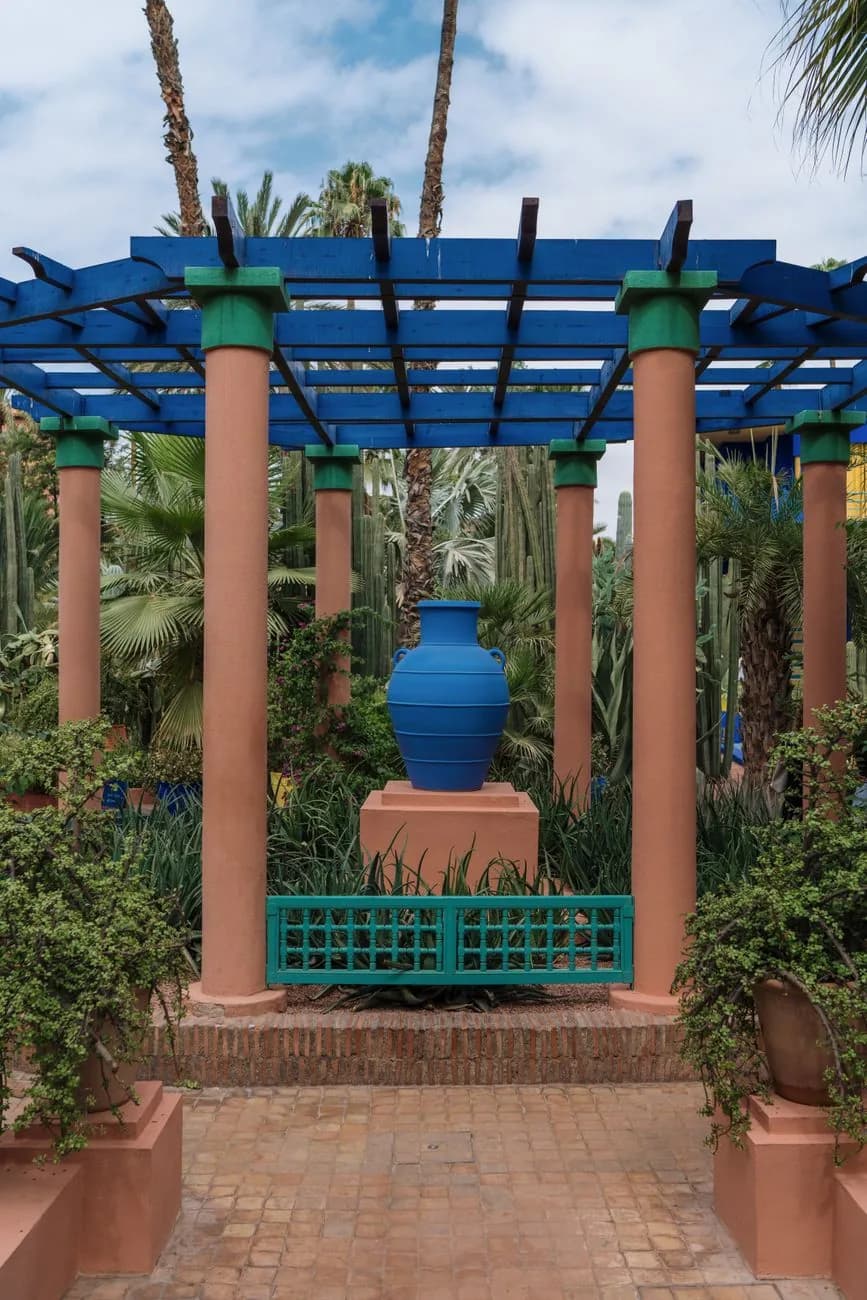 Pergola bleue et jarre du Jardin Majorelle entourées de cactus et de bambous, Marrakech