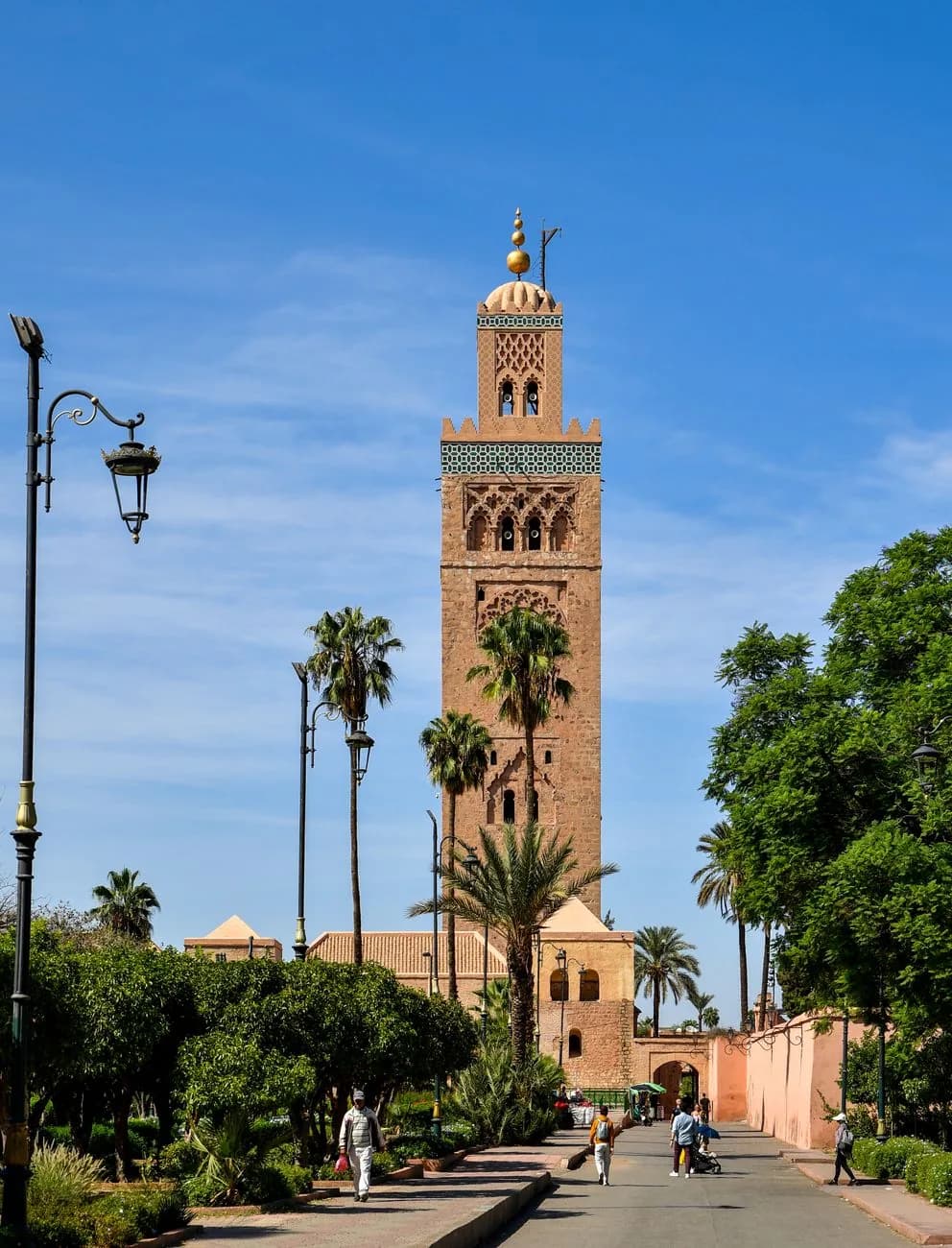 Le minaret de la mosquée Koutoubia à Marrakech, entouré de palmiers, près de la place Jemaa el-Fna