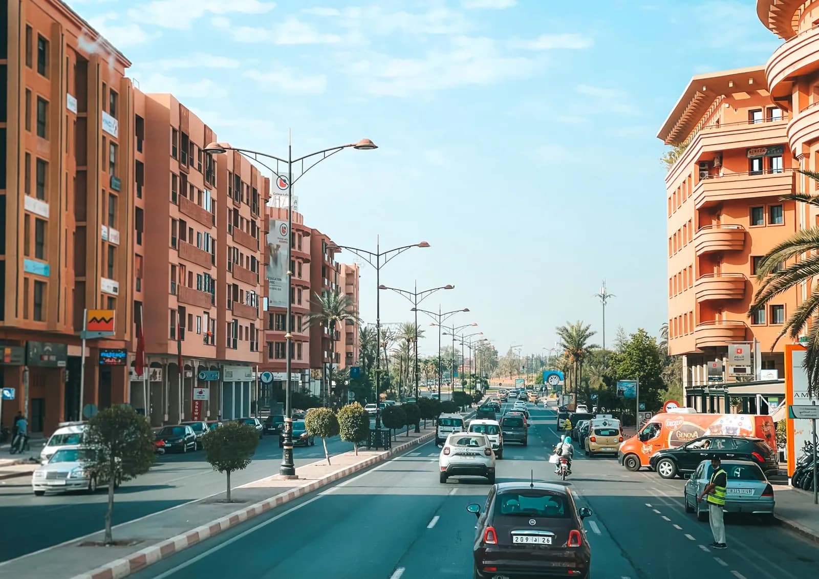 Circulation de voitures et de scooters sur une avenue du quartier Guéliz à Marrakech