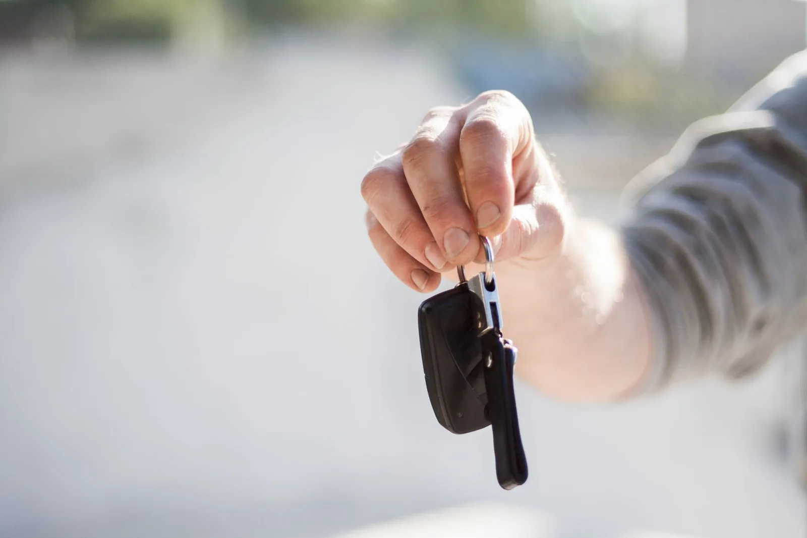 Remise des clés d'une voiture de location au comptoir d'une agence