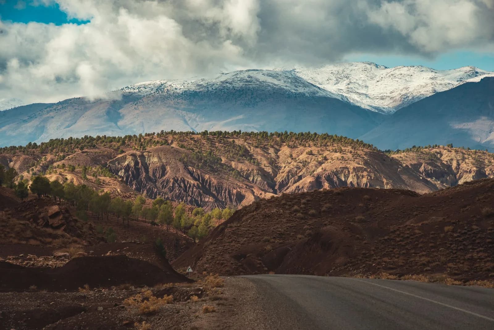 Route de montagne sinueuse traversant le Haut Atlas au départ de Marrakech