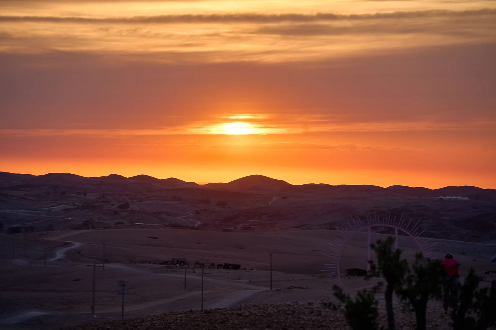 Coucher de soleil orangé sur le désert de pierres d'Agafay, près de Marrakech