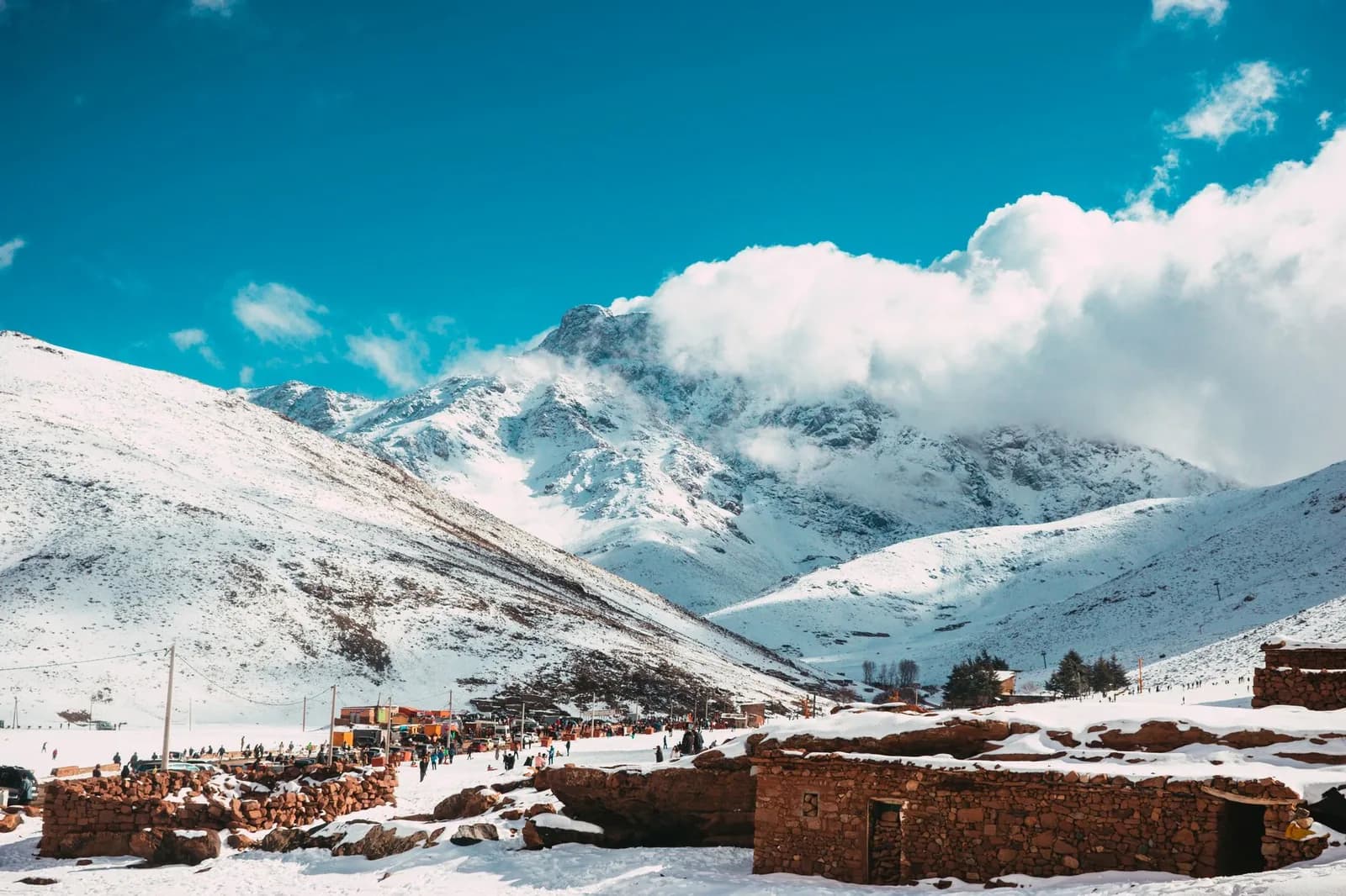 Sommets enneigés et village de pierre à Oukaimeden dans le Haut Atlas, à une heure de Marrakech en janvier