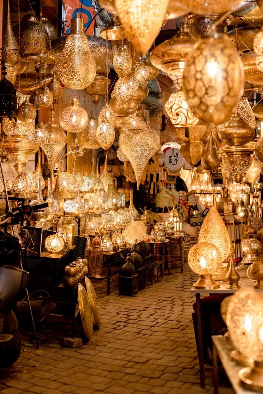 Lanternes en métal ajouré allumées dans une boutique d'artisan de Marrakech