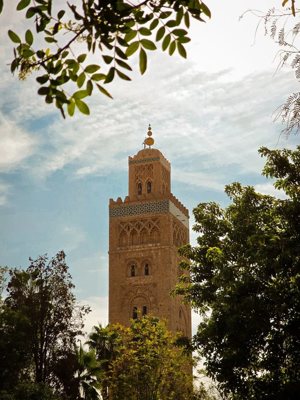 Le minaret de la Koutoubia aperçu à travers la végétation des jardins attenants à Marrakech