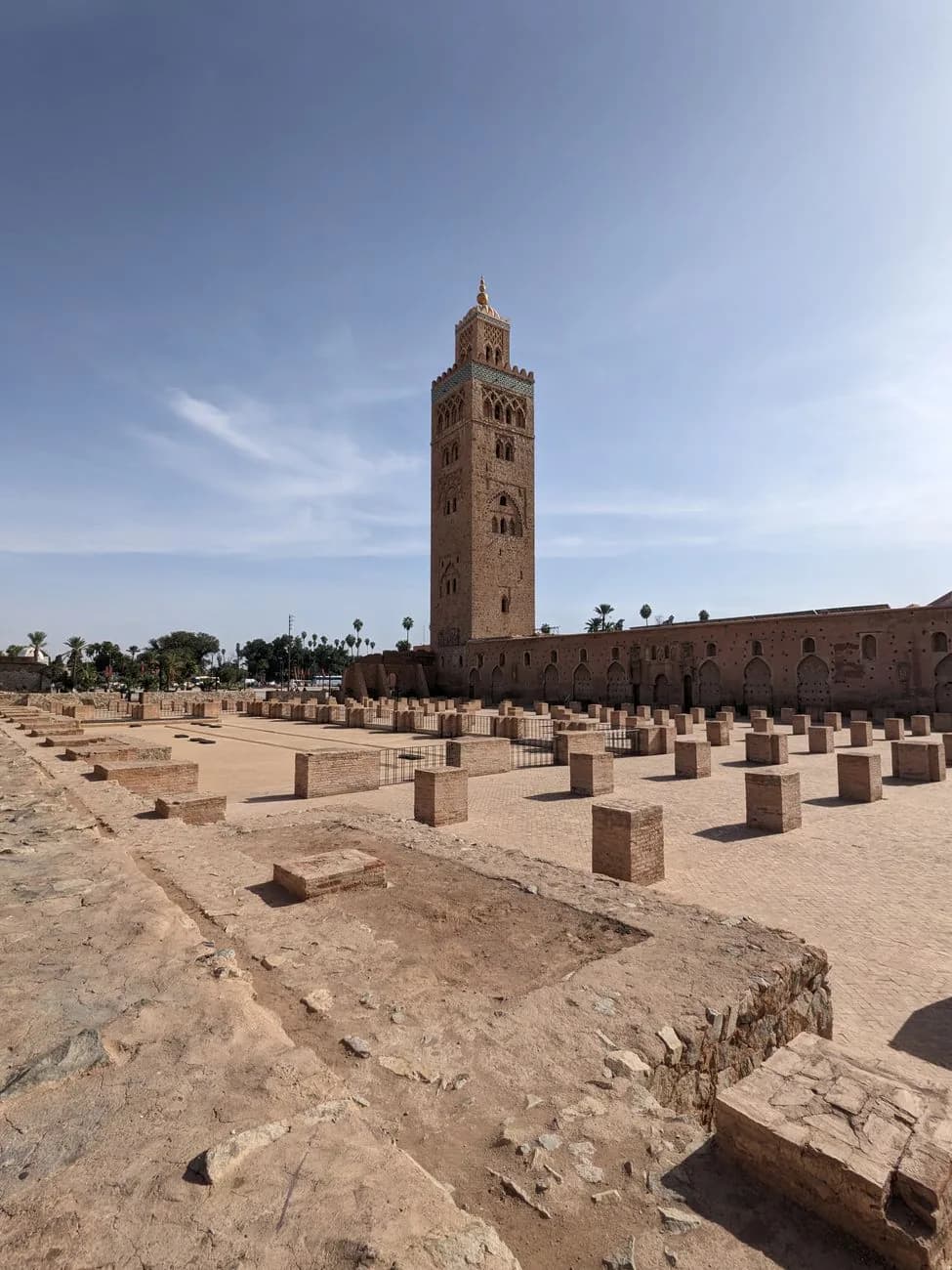 Les socles de piliers alignés au sol, vestiges de la première mosquée Koutoubia, devant le minaret à Marrakech