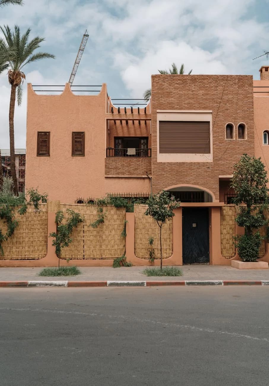 Façade en brique terracotta dans une rue du quartier Guéliz à Marrakech