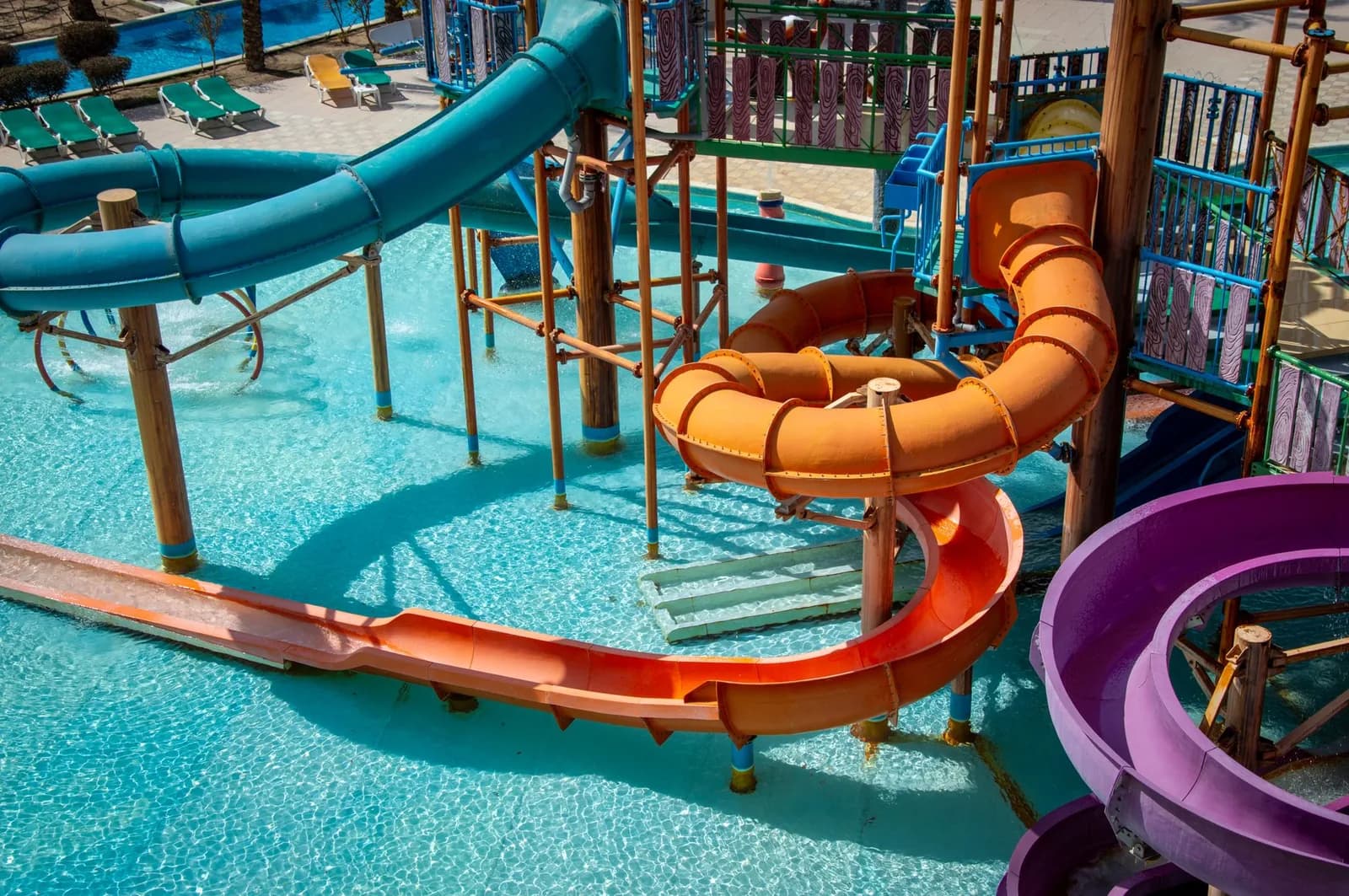 Aire de jeux aquatique pour enfants avec petits toboggans colorés au-dessus d'un bassin peu profond