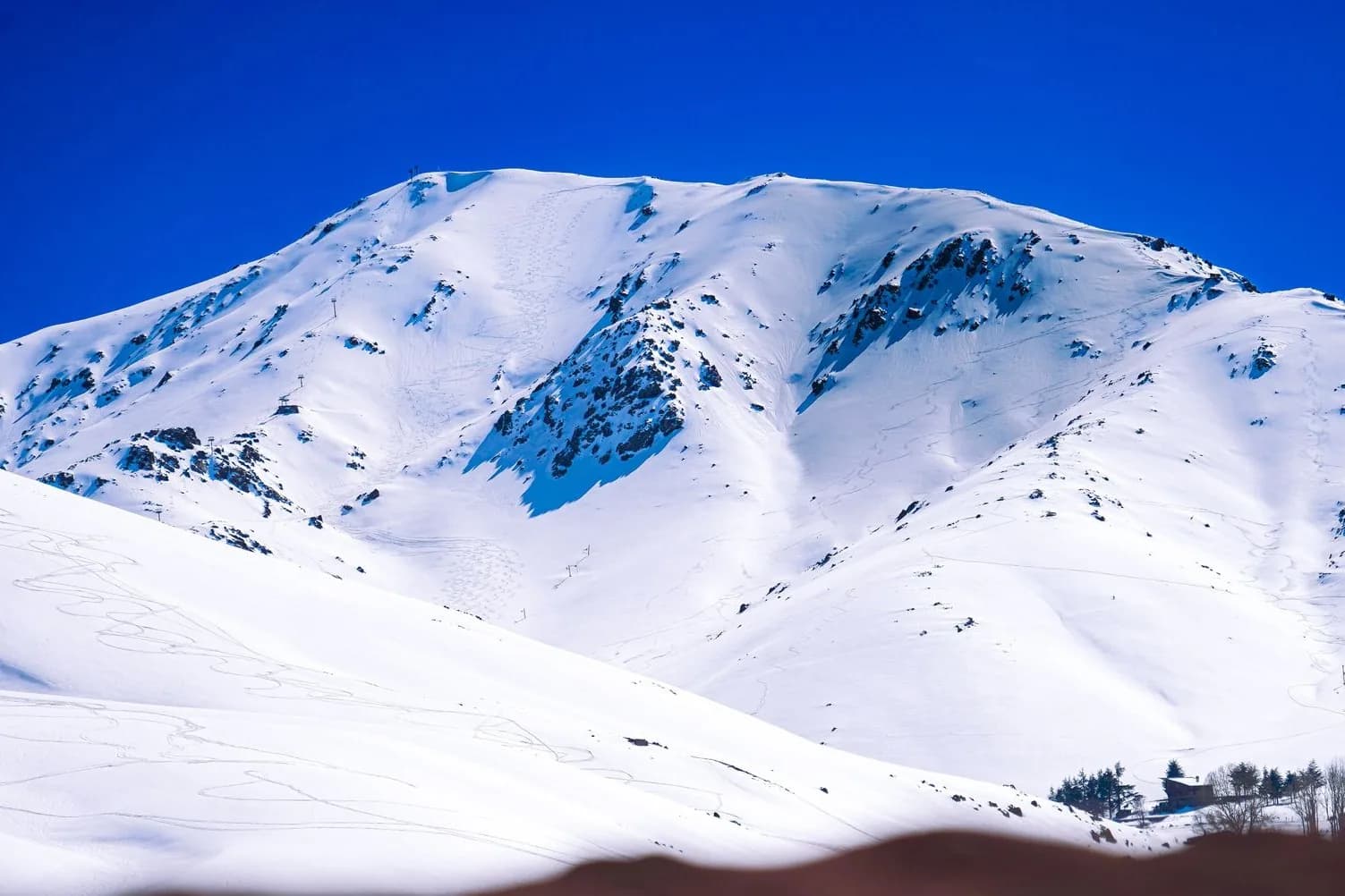 Versants enneigés d'Oukaïmeden dans le Haut Atlas, sous un ciel bleu