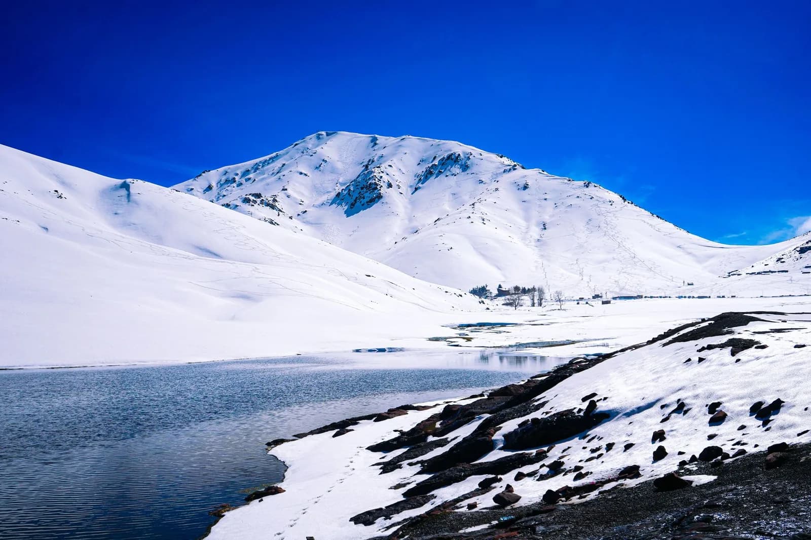 Montagnes enneigées et lac au pied des pentes d'Oukaïmeden, dans le Haut Atlas, en hiver