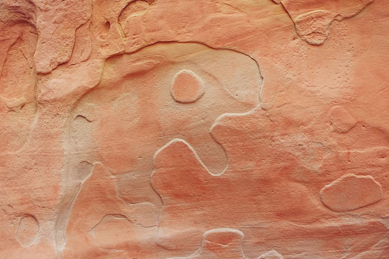 Pétroglyphe ancien gravé dans du grès rouge, photographié dans l'Utah, pour montrer à quoi ressemble une gravure rupestre