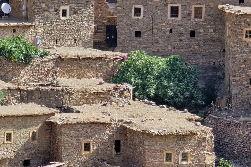 Maisons de pierre à toits plats d'un village berbère de montagne au Maroc
