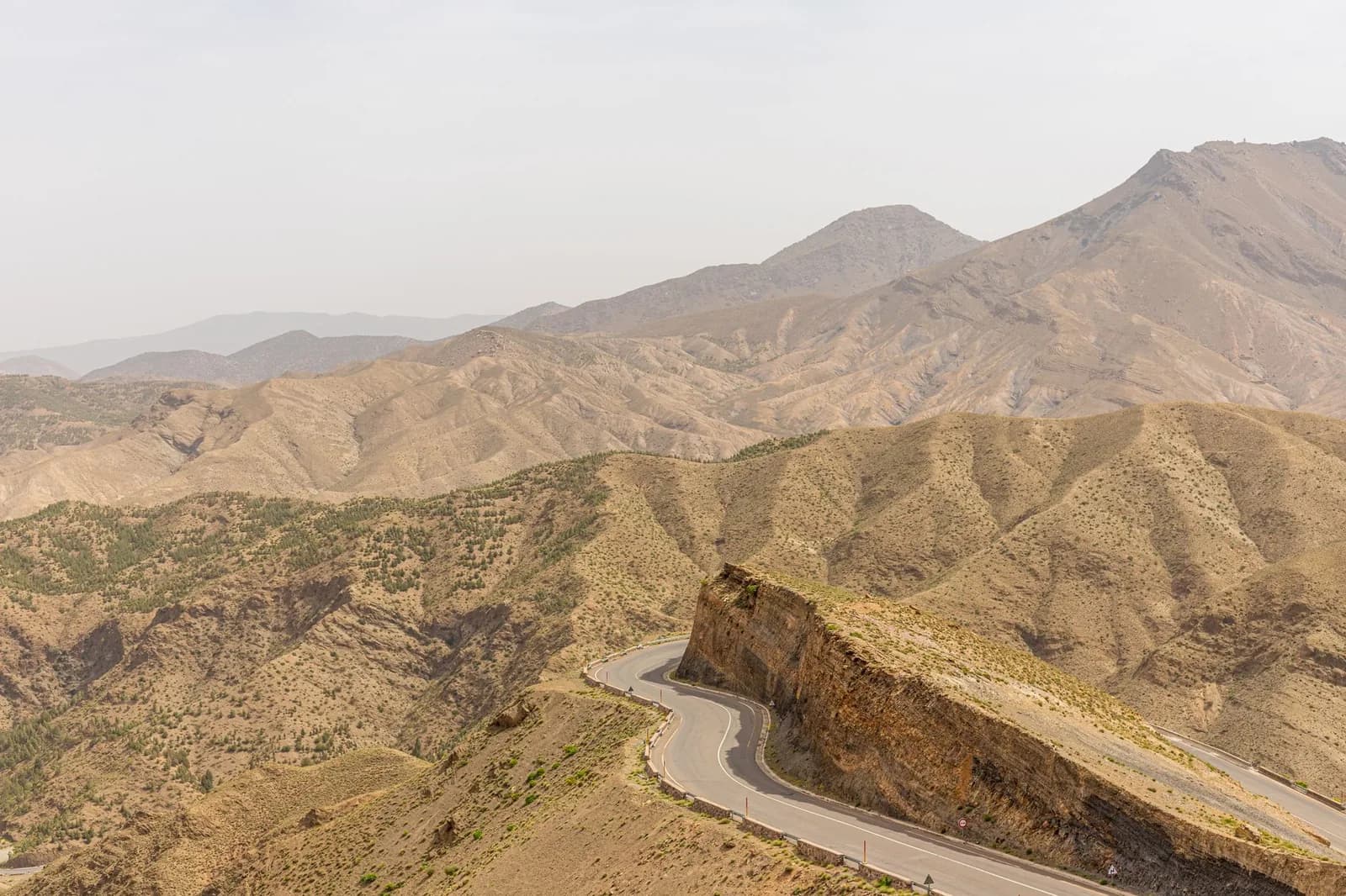 Route sinueuse à travers les montagnes arides du Haut Atlas, au Maroc