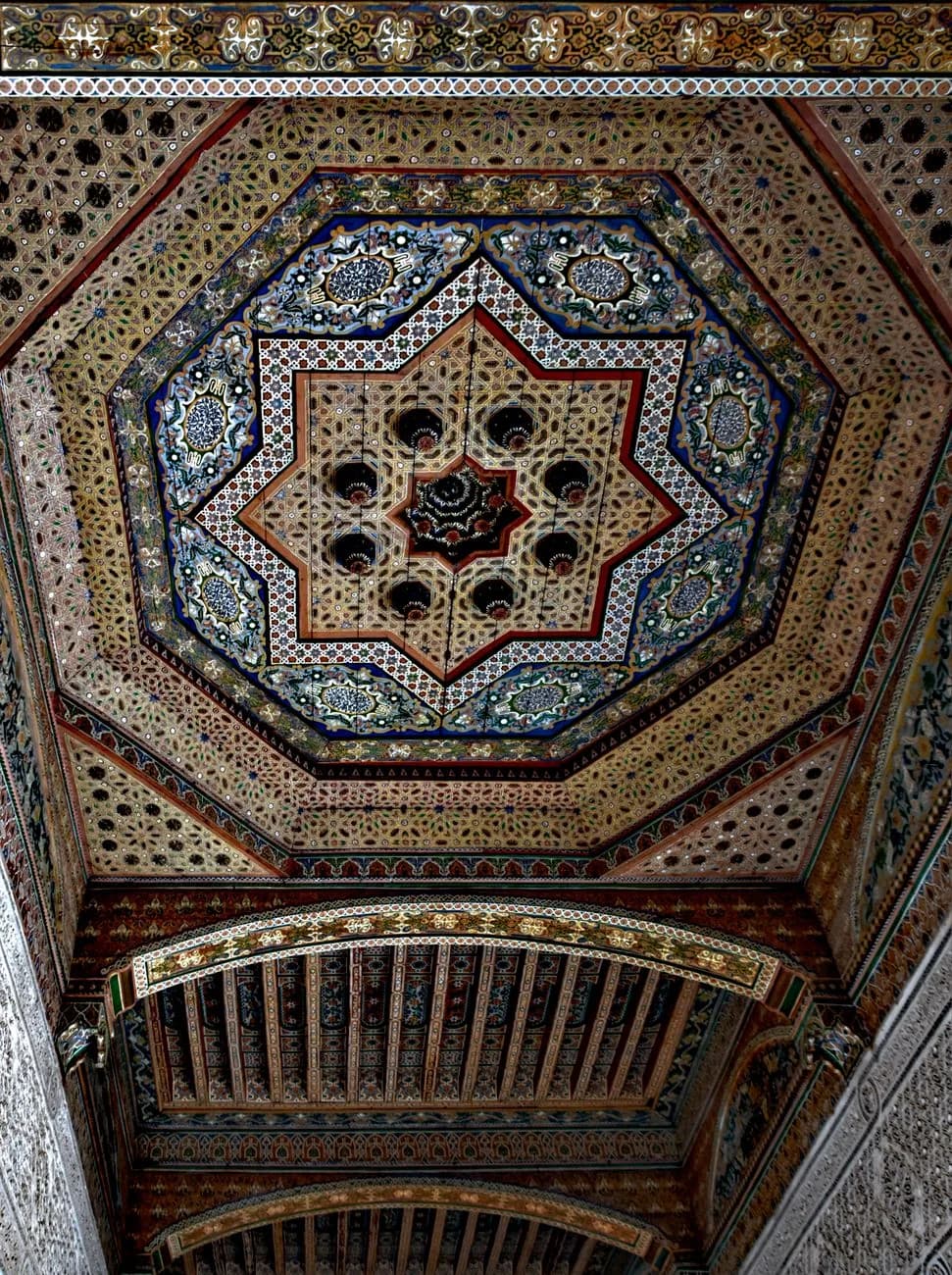 Plafond de cèdre peint aux motifs floraux et géométriques en étoile dans le Palais de la Bahia, Marrakech