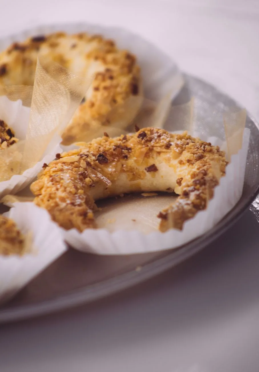 Cornes de gazelle marocaines en croissant, garnies de pâte d'amande et d'amandes concassées