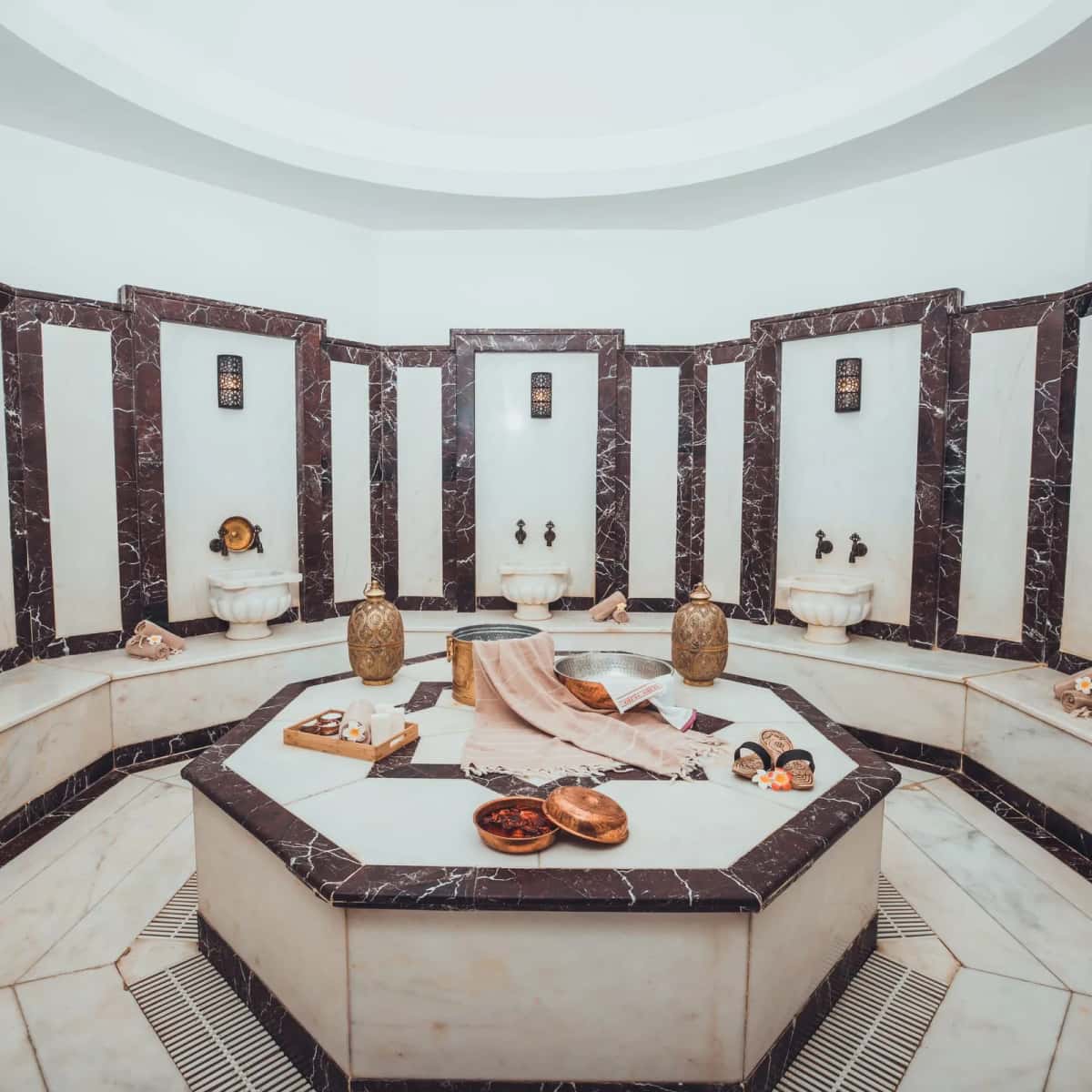Salle de spa luxueuse avec dalles en marbre et ambiance zen