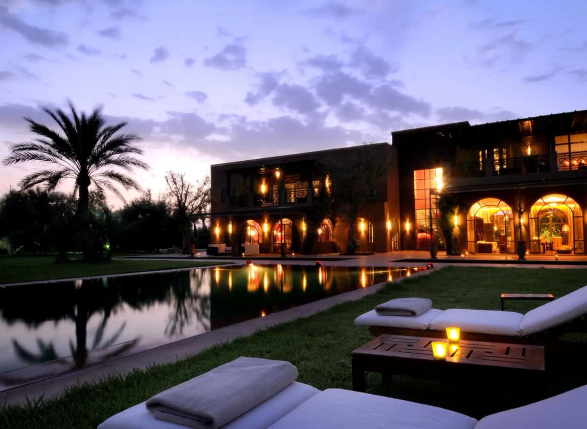 Façade illuminée d'un palace de Marrakech avec piscine