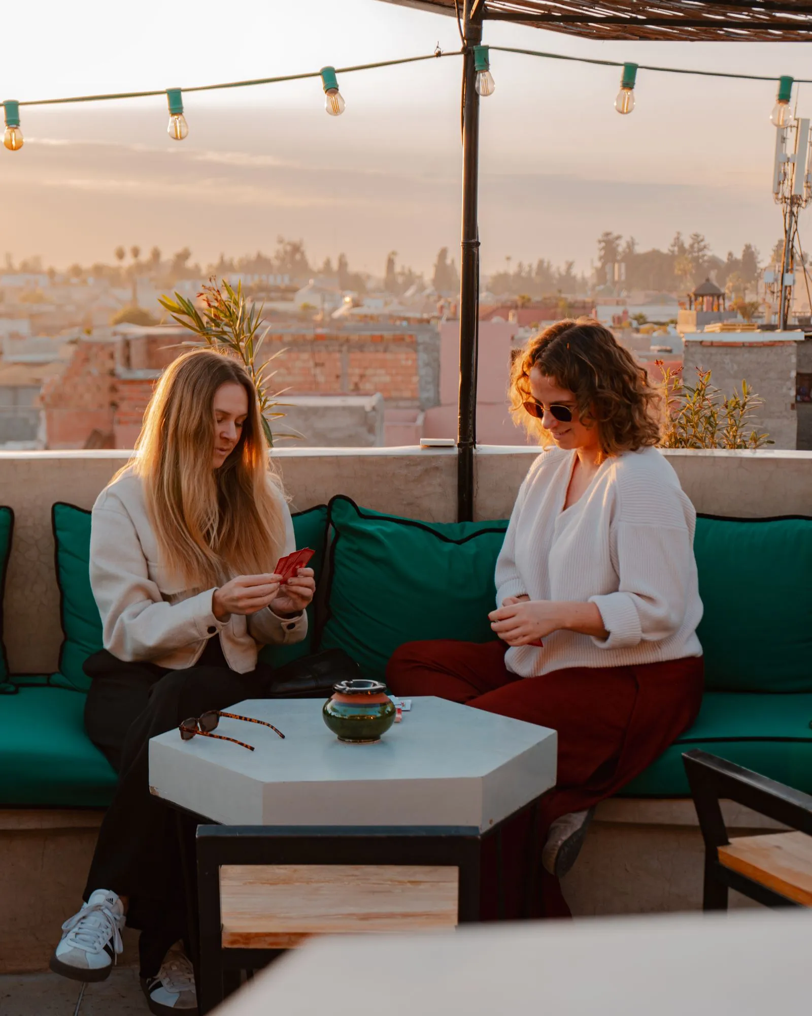 Terrasse rooftop au coucher du soleil à Marrakech, où manger