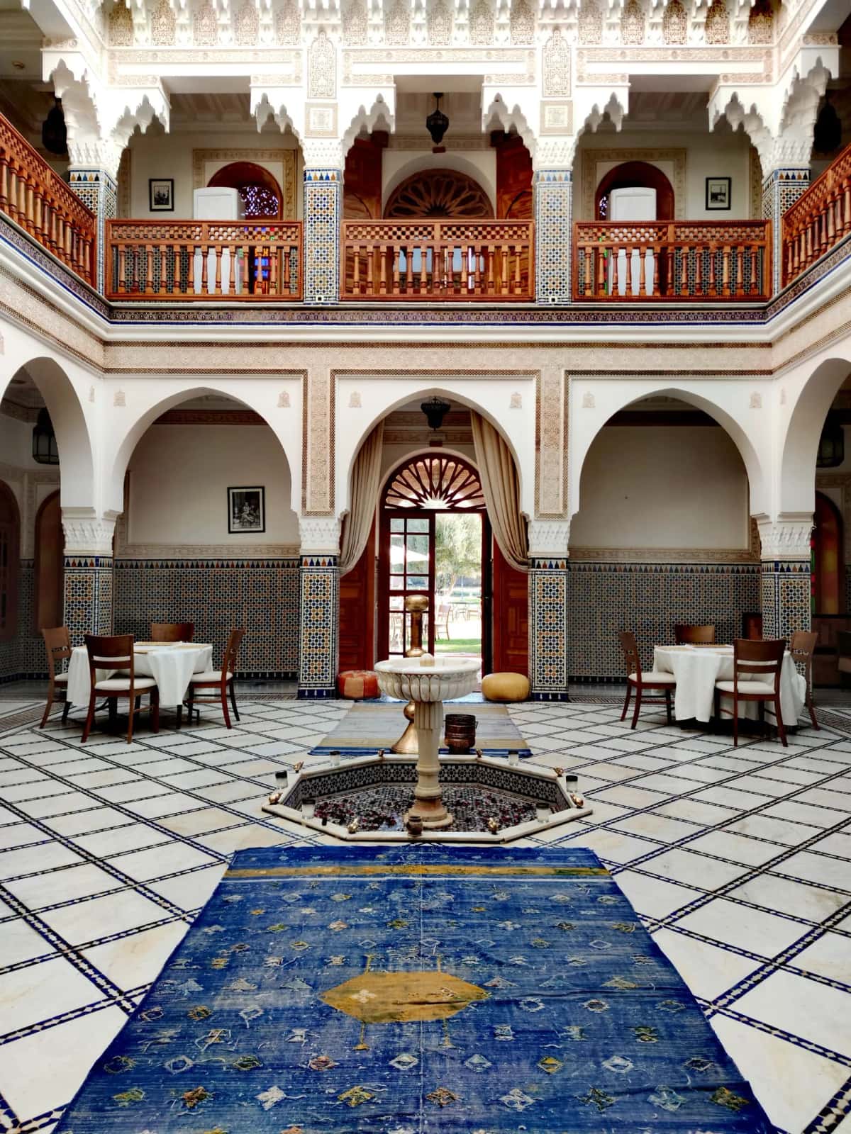 Patio de riad traditionnel marocain avec colonnes