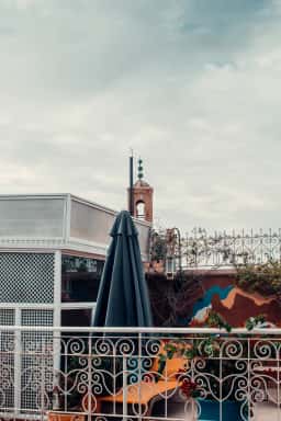 Vue du rooftop de Marrakech avec architecture mauresque