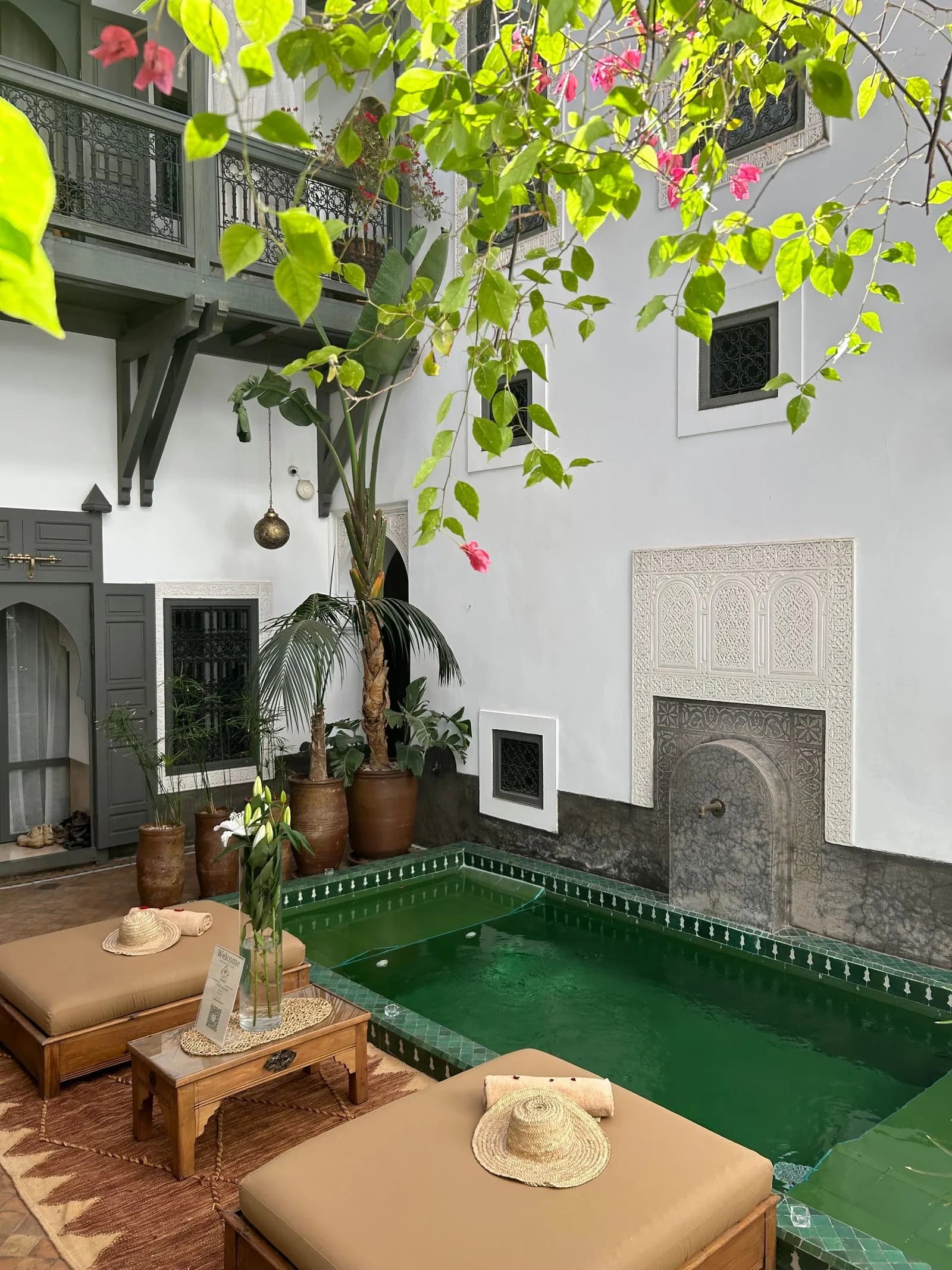 Patio de riad à Marrakech, à comparer avec Lisbonne pour s'expatrier