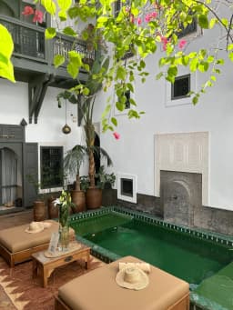 Cour tranquille avec piscine et décoration traditionnelle marocaine