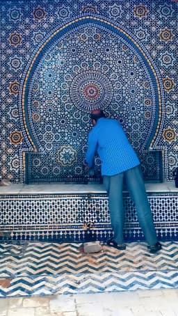 Fontaine zellige bleu dans un hammam de Marrakech