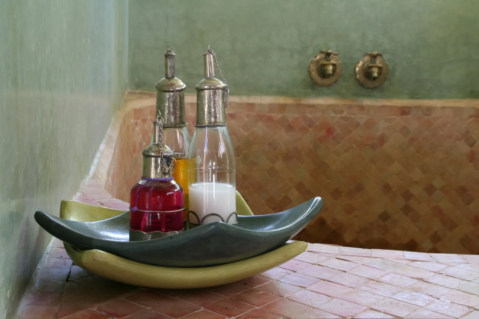 Hammam traditionnel à Marrakech : savon noir, huiles et décor marocain