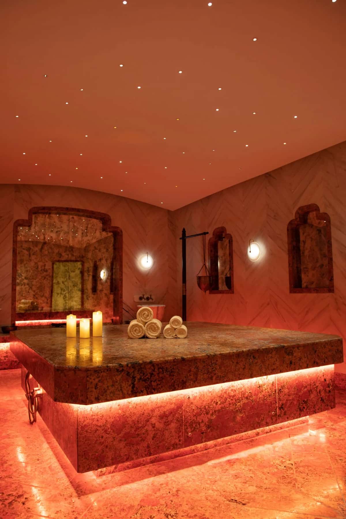Hammam luxueux avec éclairage chaud et ambiance de palace