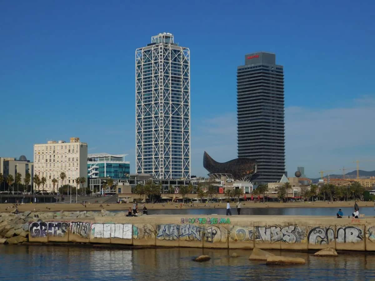 Vue de Barcelone sur la mer Méditerranée