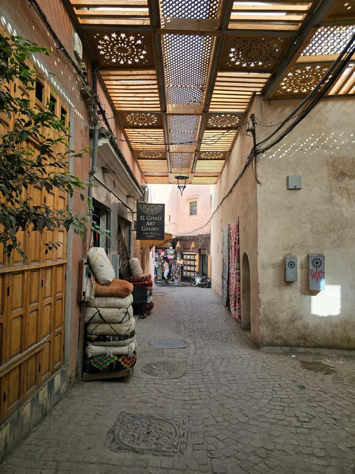 Ruelle de la médina de Marrakech avec tapis et artisanat