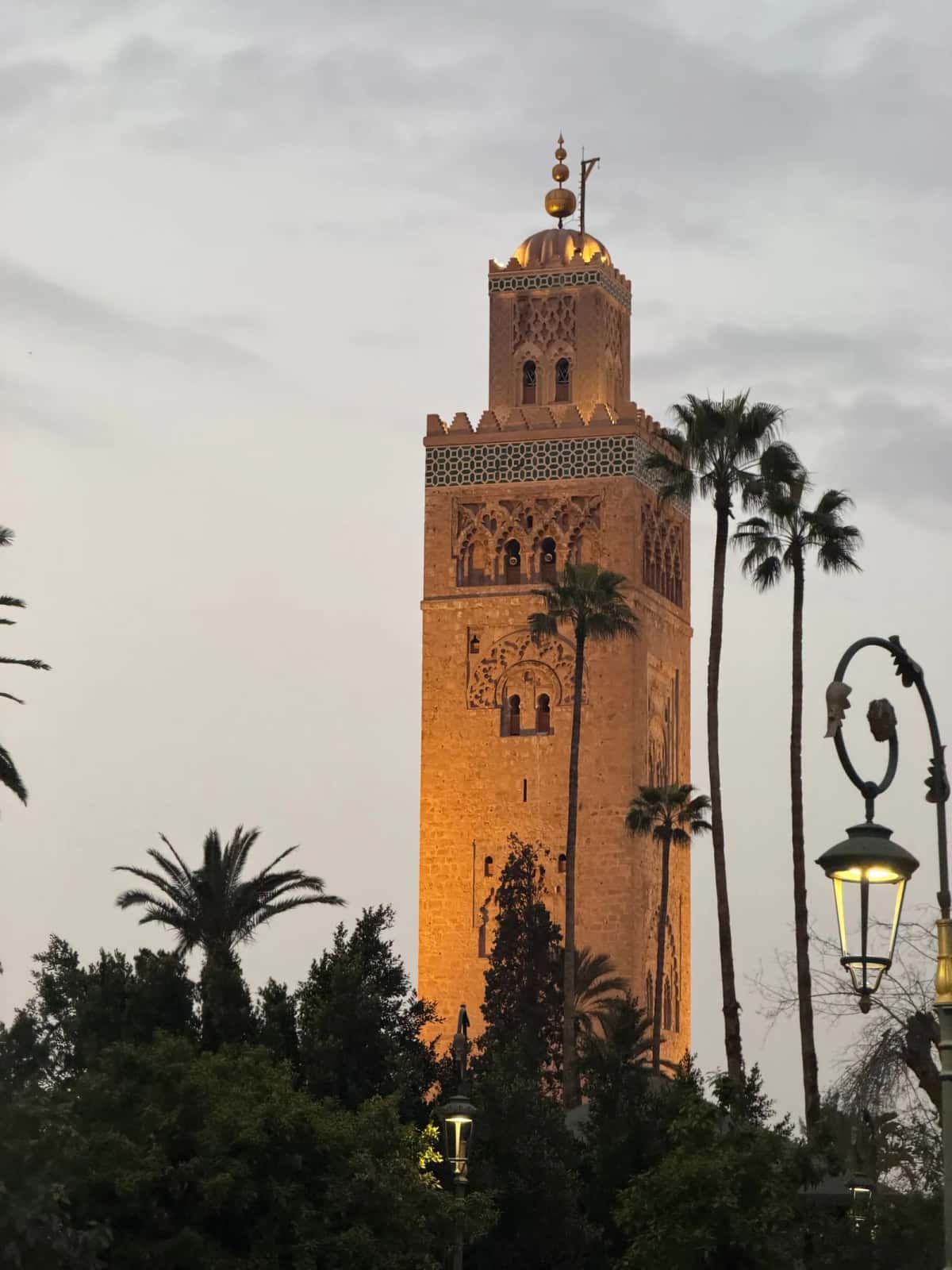 Mosquée Koutoubia illuminée au coucher du soleil à Marrakech