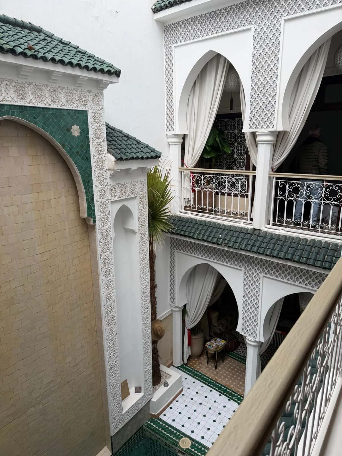 Intérieur élégant d'un riad à Marrakech avec zellige et mosaïques