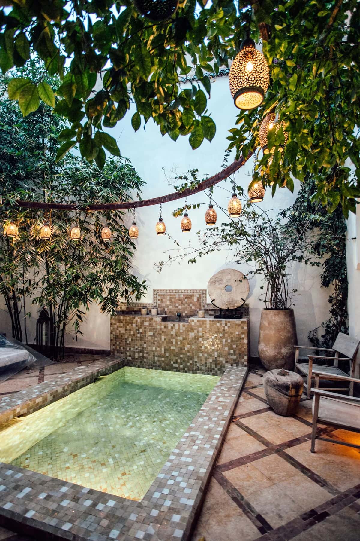 Piscine intérieure d'un spa exotique décorée à la marocaine