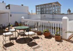 Terrasse de brasserie avec mobilier en fer forgé et plantes