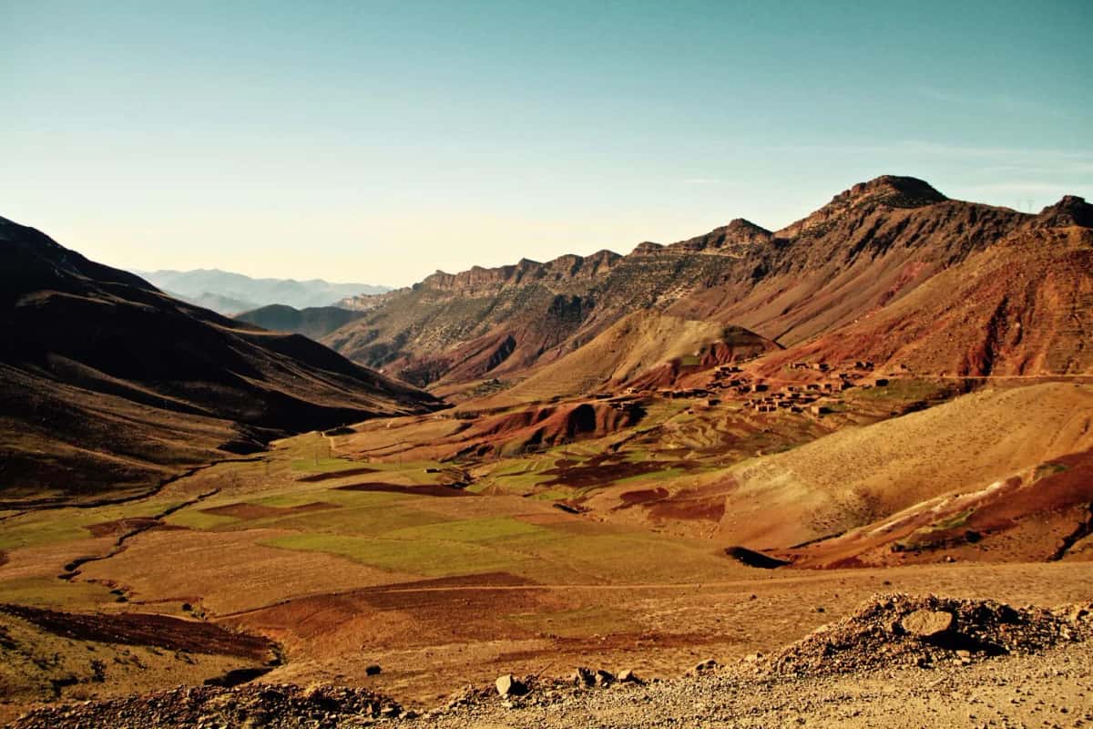 Paysage désertique du plateau d'Agafay près de Marrakech